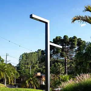 Poste de Fibra Reto 7,0m com 2 Braços 70cm + Luminária LED 50W Preto – Iluminação Pública