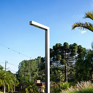 Poste de Fibra Reto 7,0m PUL Sem Pintura com Braço 70cm + Luminária LED 50W – 90° 70 DAN