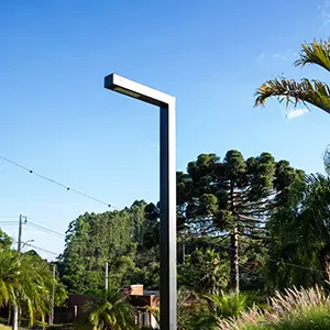 Poste de Fibra Reto 3,5m PUL Preto com Braço 70cm + Luminária LED 50W – 90° 70 DAN